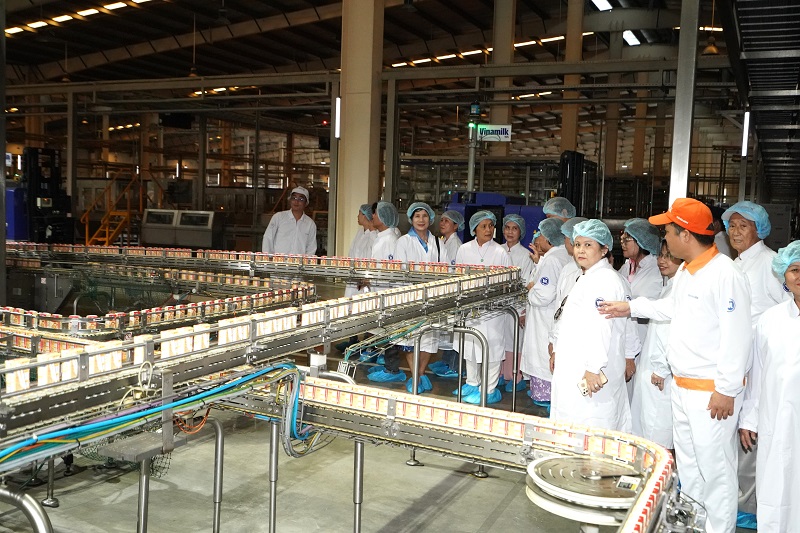 CLB Sức khỏe người cao tuổi TP HCM tham quan nhà máy sữa lớn nhất của Vinamilk