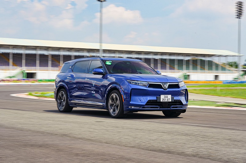 Thị trường ô tô vào mùa nước rút: Khách hàng Việt rủ nhau chốt xe điện VinFast giá hời