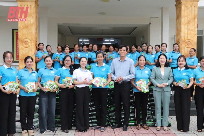 Ra mắt và trao vật tư cho Hợp tác xã trồng rau sạch Nhuận Thạch