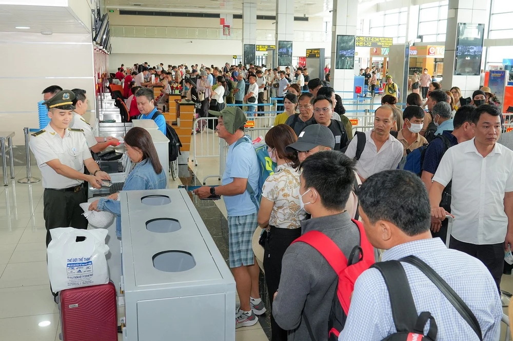 Hiện các hãng hàng không Việt Nam đã cung ứng hơn 7 triệu ghế, tăng hơn 5% so Tết Nguyên đán 2024. (Ảnh: PV/Vietnam+) Cục Hàng không: Giá vé máy bay Tết Nguyên đán có tính chất ‘lệch đầu’