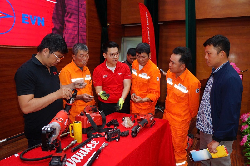 Công ty Điện lực Thanh Hóa tổ chức bồi huấn hướng dẫn sử dụng, bảo dưỡng công cụ, dụng cụ dùng pin 