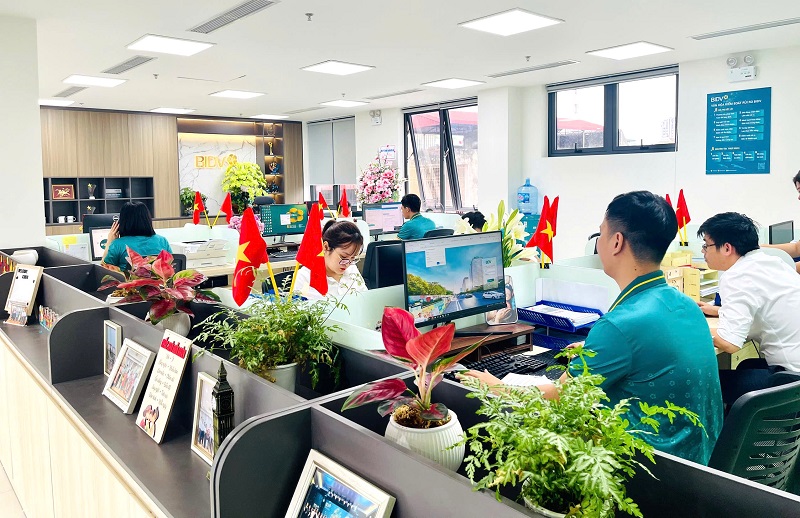 BIDV Lam Sơn rực rỡ cờ hoa chào mừng kỷ niệm 50 năm Giải phóng miền Nam, 68 năm thành lập BIDV