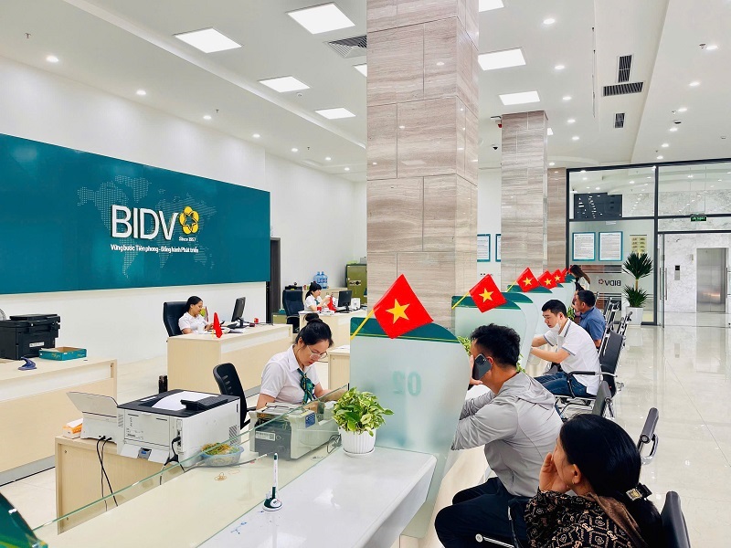 BIDV Lam Sơn rực rỡ cờ hoa chào mừng kỷ niệm 50 năm Giải phóng miền Nam, 68 năm thành lập BIDV