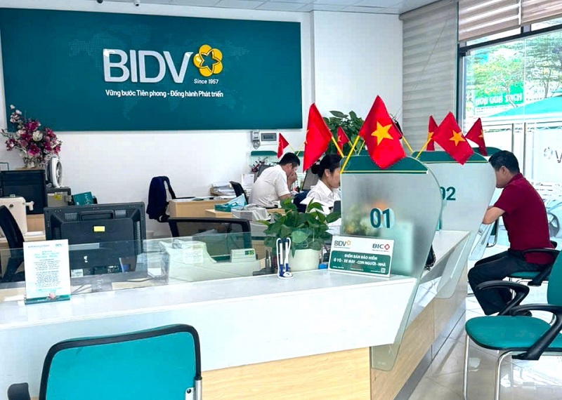 BIDV Lam Sơn rực rỡ cờ hoa chào mừng kỷ niệm 50 năm Giải phóng miền Nam, 68 năm thành lập BIDV