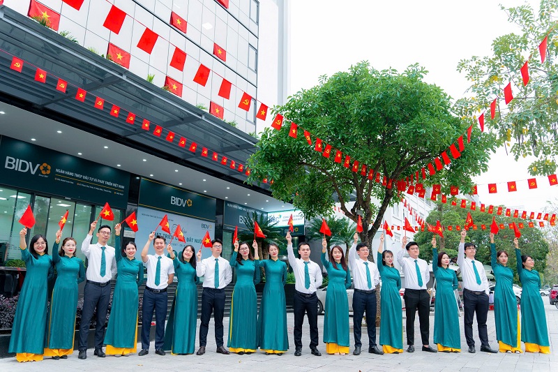 BIDV Lam Sơn rực rỡ cờ hoa chào mừng kỷ niệm 50 năm Giải phóng miền Nam, 68 năm thành lập BIDV