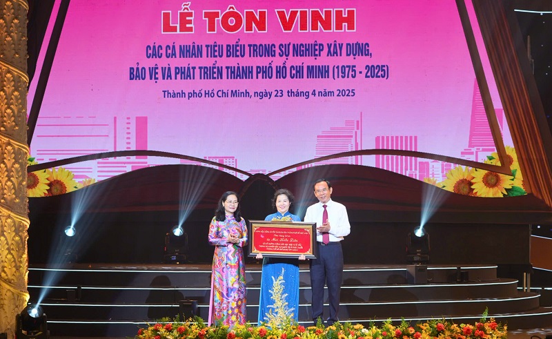 Anh hùng Lao động Mai Kiều Liên được vinh danh cá nhân tiêu biểu của TP.HCM nhân dịp 50 năm thống nhất đất nước