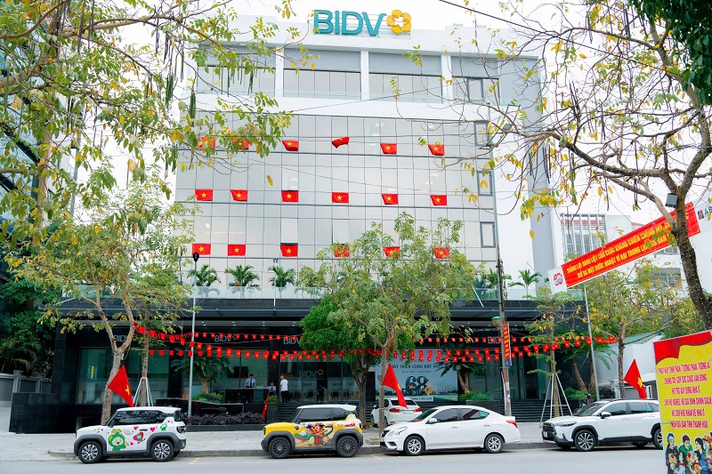 BIDV Lam Sơn rực rỡ cờ hoa chào mừng kỷ niệm 50 năm Giải phóng miền Nam, 68 năm thành lập BIDV