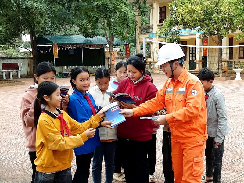 Điện lực Quan Hóa triển khai các giải pháp, bảo đảm cấp điện ổn định, an toàn trên địa bàn